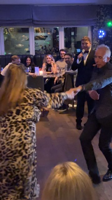 Delicious food, great music @tomhuttlestonemusic and dancing = The Chequers 💛💃🕺🎙️