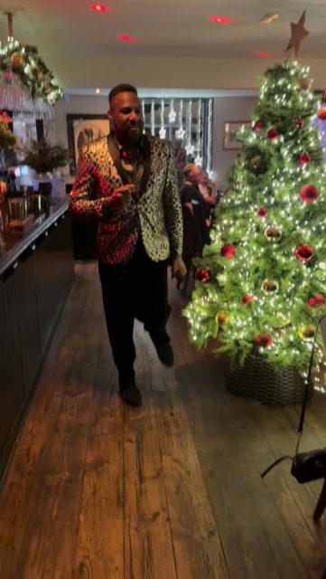 Last party night of the seasons 💃🏻🎄🕺 The amazing @filstraughan entertaining the crowd this evening.
