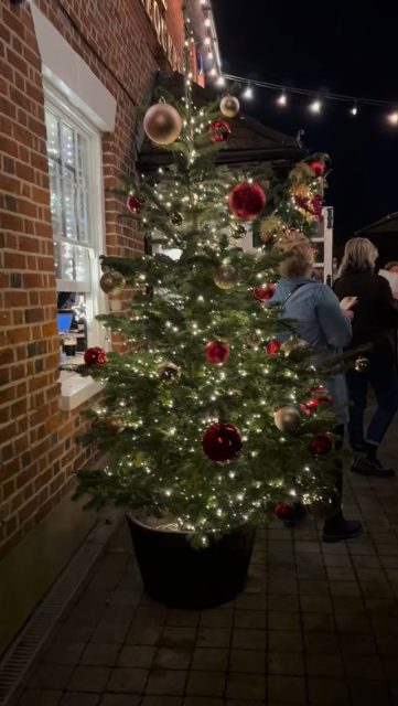 A lovely evening turning on the Xmas lights and carol singing here at The Chequers. A BIG thank you to Matching Green Church Choir for joining us this evening and helping us create the perfect festive atmosphere ❤️🎄✨