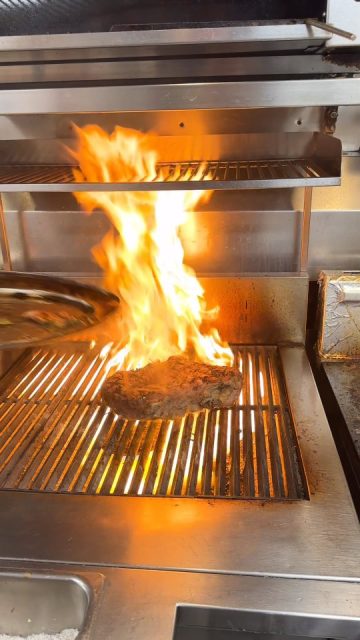 Valentine's Day is just around the corner 💝 and the Chequers kitchen team is perfecting the menu - Black Angus cote de Boeuf 🤤😋
PS: if you'd like to secure availability for your favourite dish from the menu, please contact our reservations team who'll be happy to pre-order this for you.