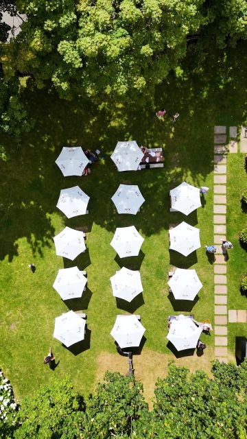 Good vibes, great location, and delicious food. Add a couple of ice-cold drinks and you’ve got the perfect excuse to stay a little longer at The Chequers. 🍹✨