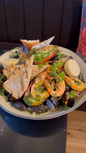 Our yummy Hot Seafood Platter 😋

Lobster ✔️
Mussels ✔️
Clams ✔️
King prawns ✔️

Garlic butter, ciabatta and fries
Perfect for sharing