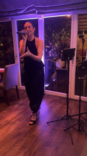 Lovely @dollyharringtonvocal is performing live this evening at The Chequers ποΈπ